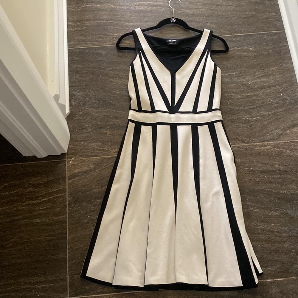 Isabel de Pedro black and cream knit sleeveless vneck dress